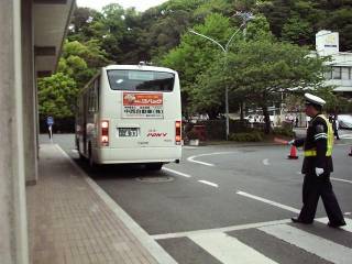 ���}�|�j�[�����U������ăo�b�N���Ă���