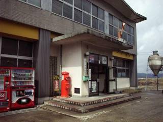 �i�`�͂���/�W�m�x�X�̑O�̊ۃ|�X�g