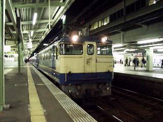 �����s�Վ������̐擪�ɗ���EF65 1132����