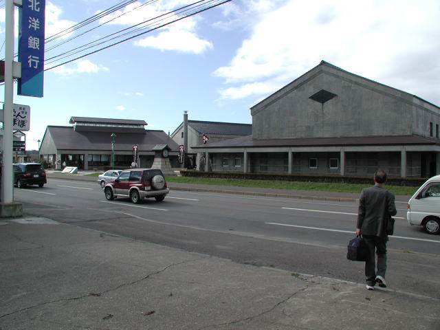 �]���Ǖ���قƋ������B�����̓��H�ɋ߂������Ńj�V�����΂�H�ׂ܂����B