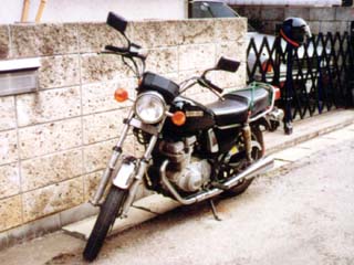 GSX250E�Ɠ����G���W����ς񂾃R�C�c�́A���̃X�^�C�����玗���킵���Ȃ����肪�\������