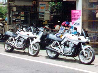 ����� 400 �[�Ԃ̓��̈�R�}�B���̎����̏u�Ԃ�����2��̃I�[�i�[������