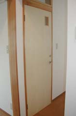 ��������B��̊J���˂ł���g�C���̃h�A