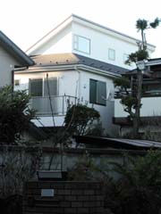 ��ׂ̉Ɖz���Ɍ��邪�A�З��ꕔ��������傫�������Ă���B���̂��镔���͐����Ə��������[������