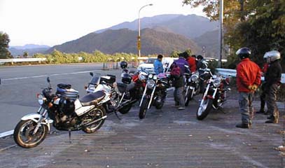 ���W�I�ɕ������𗧂Ă�ʁX