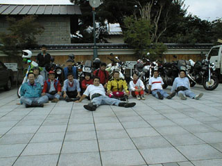 ���H���̒��ԏ�ɂ�