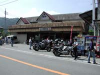 �\�Ɏ��̋@�̂����������̓X���ŋx�e