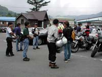 �󂪉��������A����̒��ԏ�ɓ����I