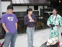 早朝から駐車場でバイク談義