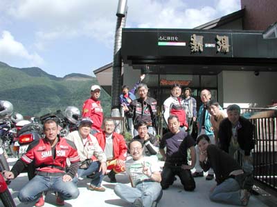 気持ちいい青空の下、【新湯】のエントランス前にて。一部で陰に入ってしまっている人がいるのが残念・・・・・