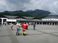 �������L�����̉w���B���ԏ�͂��̎�O�Ƀh�[�[���I�Ƃ���