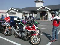 昼食処【函館:海や】に到着。お昼時なのに駐車場はガラガラだ