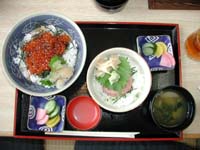 いくら丼とミニねぎトロ丼。それぞれにお新香とお味噌汁が付いてきた。結構食べでがあったなぁ