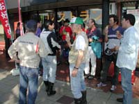 みんなでソフトクリームを食べる