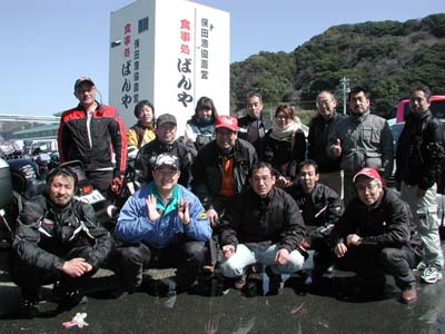 �y�΂��z�̊Ŕ��o�b�N�ɁB�����G��Ă���̂͂����h�i�O�O�G