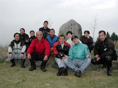 �y�����̋u�z�̐Δ�̑O�ŁB��Ȃ�����Ɨǂ������̂���........