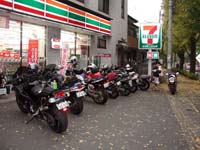 ��Ǖ��؂̒��̃R���r�j