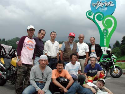 ���̉w�y����Ђ낹�z�ɂāB�ʐ^�Ō���������̉_�͖��邢���A�J�����w�ʂɂ͍����_��������