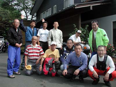 �y�������z�e���z�̌��֑O�ɂāB���O�ɉJ�����ς�������߁A���C���E�F�A�𒅂Ă���l�ƒ��Ă��Ȃ��l�����������ʐ^��