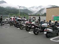 ��쌴�s�l���Â��猩��R���݁B�_���Ⴂ�ʒu�Ɍ�����