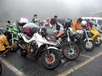 �H�ʂ͔G��Ă��邯�ǁA�J�͍~���Ă��Ȃ�