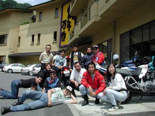 �y�L�N����z�̒��ԏ�ɂ�