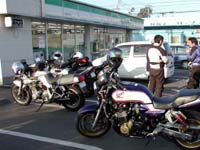 �m�D�s�����ƍ������邽�߂̃R���r�j���������A���Ԃ̊֌W�Œ��H���ƂȂ����t�@�~�}