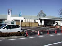 �y���}���̓��z�̌����B��O�ɂ��铹�����񂾔��Α���O�ɂ́A�x�e���Ƃ��Ă̓��̉w�y�͂��z������