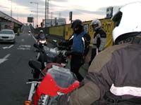 �O���̐V�q�o�`�Ō㑱��҂��A�j�J���Ƃm�D�s�c��������ė����B������͂����ɏo��