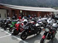 �y�̂߂������z�̒��ԏ�ɂāB���Ɍ����錚���͂����̔��X