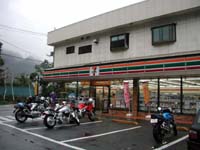 �q411�����̃R���r�j�Œ��H