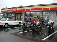 �V4�������̃R���r�j�Œ��H