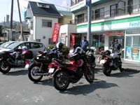 �M�C�E������̃R���r�j�ŋx�e