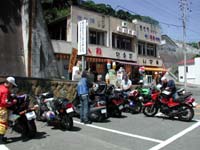 ���ԏ�̂����O�ɁA3������ŐH������