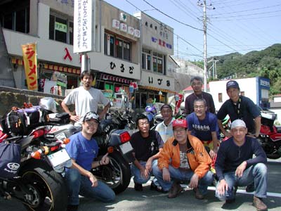 �ΘL��̒��ԏ�ŁA���H�����o�b�N��