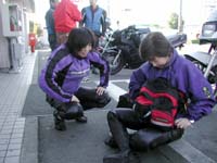 �n�����j�i�E�j�̓o�C�N�� RAPTOR �ɂ��Ă��炱�̑傫�ȃo�b�O�����Ɋ����ĎQ�����Ă���B RAPTOR �̃^���N���������ō��܂Ŏg���Ă����^���N�o�b�O�����p�ł��Ȃ����߂�