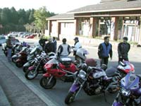 ���̉w�y�������z�ɓ����B�����͑S�̓I�Ɍ��������Ɍ������ČX�΂��Ă���