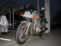 �t���b�V���L��̏�Ԃł̎B�e�B�����͂����������������邭�Ȃ�A�V���b�^�[�X�s�[�h�������Ȃ�̂ŁA�t�Ɏ���͈Â��Ȃ��Ă��܂��B����ł͂܂�Ő^�钆���B