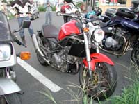 �n�����j�̐V�������ԁECAGIVA  RAPTOR�i�J�W�o�E���v�g�[���j�B�����Ȃn�����j�̂��߂ɂ���悤�ȃ��b�^�[�o�C�N�ŁA�O�Ԃ� BAL�hUS II �ł͕Б��ł��c���c���������������A���̃o�C�N���Ɨ�������������n�ʂɕt�����炢�n�����j�ɂ̓s�b�^����