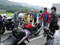 ��� CAGIVA RAPTOR �̎���ɂ͐l���W�܂�