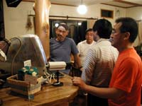 �ʐ^�����̕����I�[�i�[�̎��{���B���̃z�[���ł� iMac ���C���^�[�l�b�g�ɏ펞�ڑ�����A���̃z�[���̗l�q�����A���^�C���Ńl�b�g��Ɍ��J����Ă���B�Ȃ��C���^�[�l�b�g�͏h���҂����R�Ɍ����A�f���ւ̏������݂��ł���