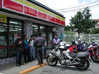 �����ڑO�ŃR���r�j�x�e��