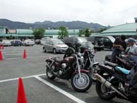 ���̉w�y�Ƃ�Ƃ݁z�̕��i�B�Ȃ�Ă��ƂȂ��A�����̃p�[�L���O�X�y�[�X��