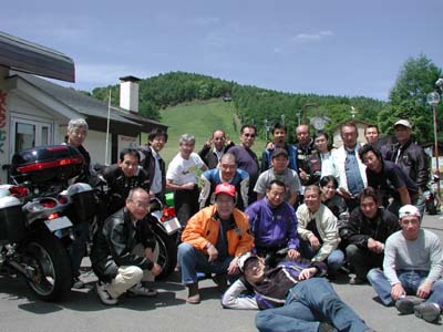 �y���X�g�����ނ��z�̒��ԏ�ɂāB�o�b�N�ɂ͐��������̈ꕔ���ʂ��Ă���