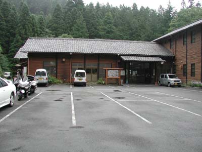 �y�T�򉷐�z�̌����B�E���ɂ����O�n�E�X���������L�тĂ���