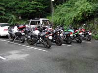 �钆�̉J�ɂ�������G�炳�ꂽ�o�C�N�B