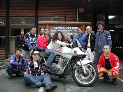 �y�T�򉷐�z�̃G���g�����X�O�ɂāB�ʐ^�W�̓����H�ŁA�����̃o�C�N�𒆐S�ɒu�����Ă�������B�`�O�O�G�@��ԃ��f���� �h �q��