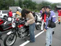 �o�C�N�𗧂ĂĂ����ނ�ɁE�E�E�E