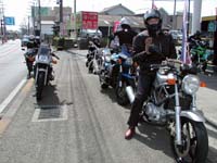 ���H�e�ŋ��������o�[��҂�