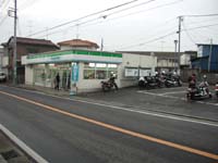 ���H�x�e�̓t�@�~���[�}�[�g�y���J����X�z��